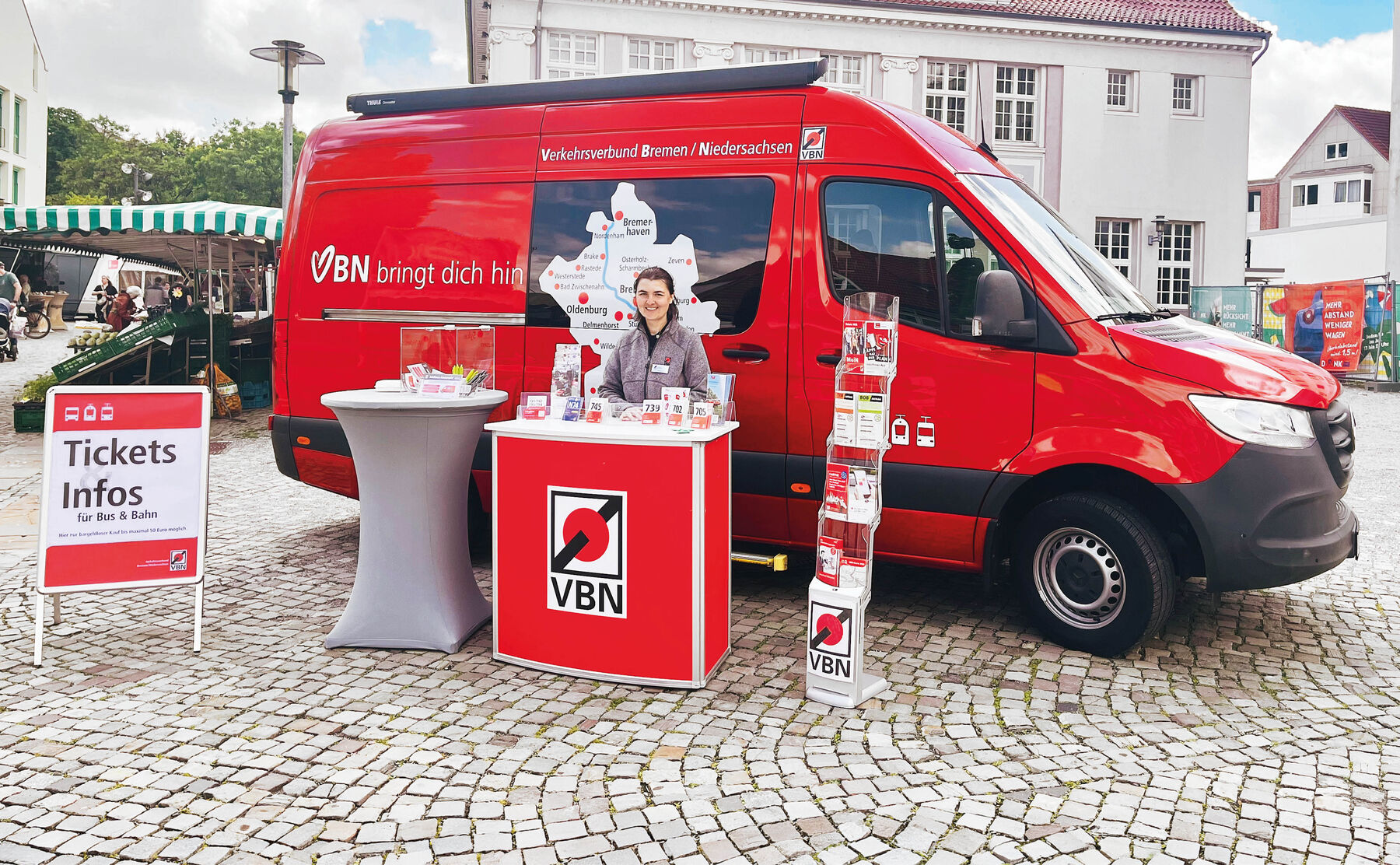 Rotes VBN-Infomobil mit Infostand auf dem Achimer Wochenmarkt