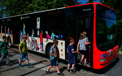 Kinder steigen in einen Bus der VBN-BusSchule.