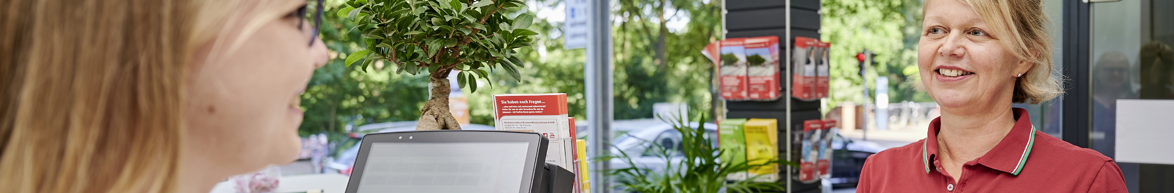 Eine Kundin wird in der Serviceauskunft beraten.